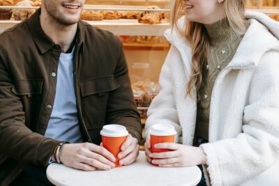 Applis de rencontre : la génération Z se remet à sortir, mais se méfie de l&rsquo;IA