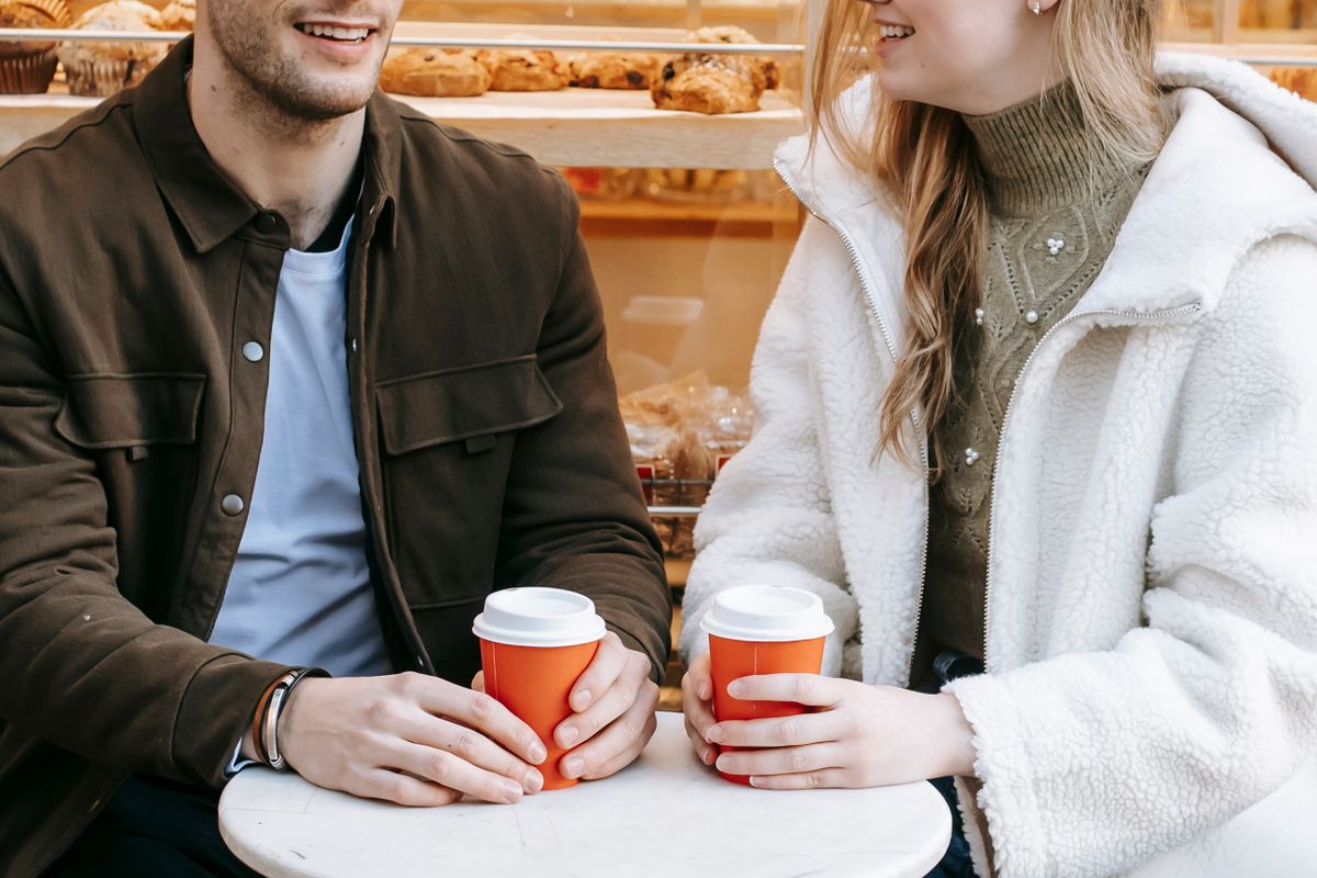 Applis de rencontre : la génération Z se remet à sortir, mais se méfie de l'IA