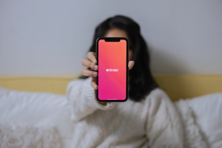 Tinder et Hinge : un rapport du Congrès américain pointe 1,5 million de comptes malveillants